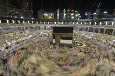 Kabe 'nin merkezine bakan Müslümanların görüşü Mekke Suudi Arabistan' daki Mekke Camii 'nde Tawaf icra ediyor.