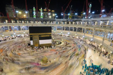 Kabe 'nin merkezine bakan Müslümanların görüşü Mekke Suudi Arabistan' daki Mekke Camii 'nde Tawaf icra ediyor.