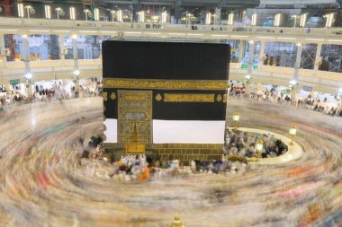 Kabe 'nin merkezine bakan Müslümanların görüşü Mekke Suudi Arabistan' daki Mekke Camii 'nde Tawaf icra ediyor.