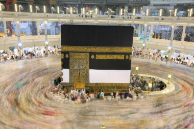 Kabe 'nin merkezine bakan Müslümanların görüşü Mekke Suudi Arabistan' daki Mekke Camii 'nde Tawaf icra ediyor.