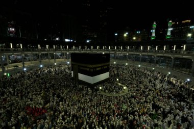 Kabe 'nin merkezine bakan Müslümanların görüşü Mekke Suudi Arabistan' daki Mekke Camii 'nde Tawaf icra ediyor.