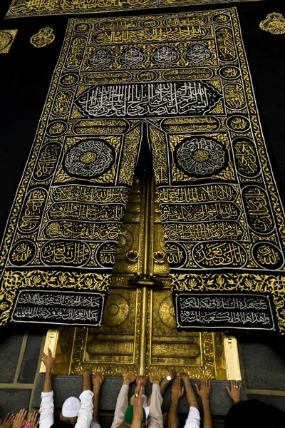 Zlaté Dveře Svaté Kaaby Zakryté Kiswah Masivní Zámek Dveřích Vstup — Stock fotografie