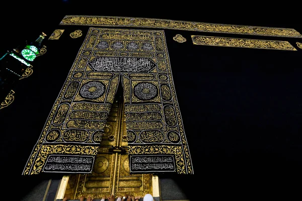 Zlaté Dveře Svaté Kaaby Zakryté Kiswah Masivní Zámek Dveřích Vstup — Stock fotografie
