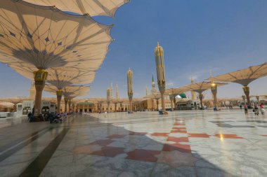 Medine 'deki camide dua eden kimliği belirsiz hacıyla Nabawi Camii' nin iç manzarası. Seçici odak