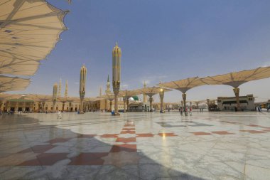 Medine 'deki camide dua eden kimliği belirsiz hacıyla Nabawi Camii' nin iç manzarası. Seçici odak