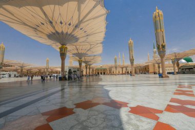 Medine 'deki camide dua eden kimliği belirsiz hacıyla Nabawi Camii' nin iç manzarası. Seçici odak
