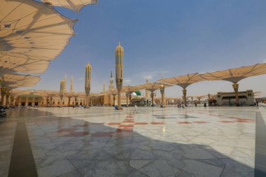 Medine 'deki camide dua eden kimliği belirsiz hacıyla Nabawi Camii' nin iç manzarası. Seçici odak