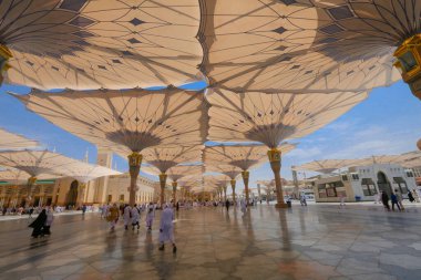 Medine 'deki camide dua eden kimliği belirsiz hacıyla Nabawi Camii' nin iç manzarası. Seçici odak