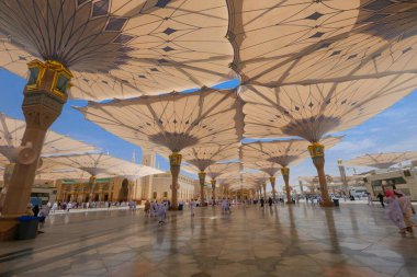 Medine 'deki camide dua eden kimliği belirsiz hacıyla Nabawi Camii' nin iç manzarası. Seçici odak