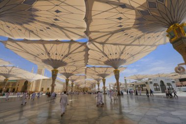 Medine 'deki camide dua eden kimliği belirsiz hacıyla Nabawi Camii' nin iç manzarası. Seçici odak