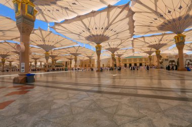 Medine 'deki camide dua eden kimliği belirsiz hacıyla Nabawi Camii' nin iç manzarası. Seçici odak