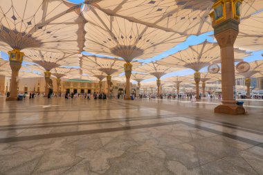 Medine 'deki camide dua eden kimliği belirsiz hacıyla Nabawi Camii' nin iç manzarası. Seçici odak