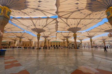 Medine 'deki camide dua eden kimliği belirsiz hacıyla Nabawi Camii' nin iç manzarası. Seçici odak