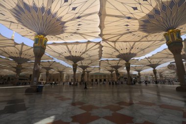 Medine 'deki camide dua eden kimliği belirsiz hacıyla Nabawi Camii' nin iç manzarası. Seçici odak