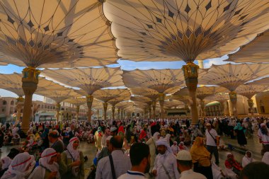 Medine 'deki camide dua eden kimliği belirsiz hacıyla Nabawi Camii' nin iç manzarası. Seçici odak