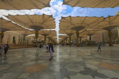 Medine 'deki camide dua eden kimliği belirsiz hacıyla Nabawi Camii' nin iç manzarası. Seçici odak