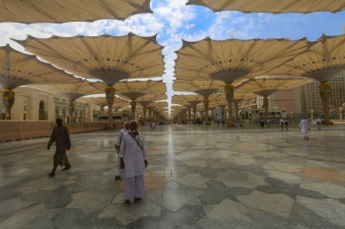 Medine 'deki camide dua eden kimliği belirsiz hacıyla Nabawi Camii' nin iç manzarası. Seçici odak