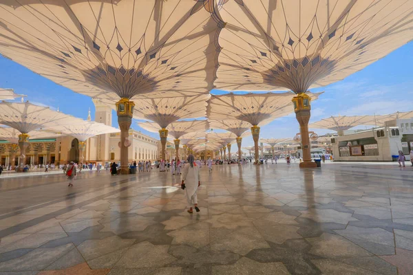Medine Deki Camide Dua Eden Kimliği Belirsiz Hacıyla Nabawi Camii — Stok fotoğraf