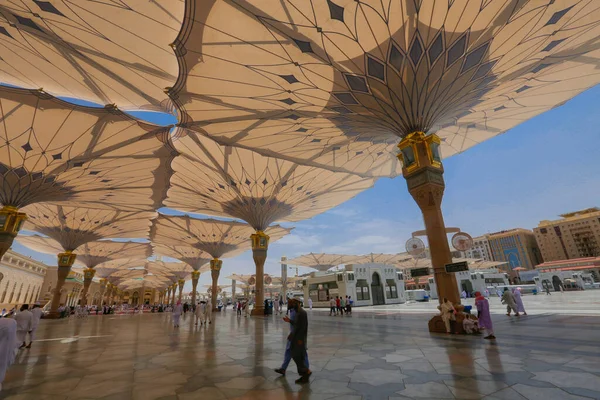 Medine Deki Camide Dua Eden Kimliği Belirsiz Hacıyla Nabawi Camii — Stok fotoğraf