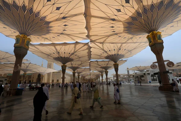 Medine Deki Camide Dua Eden Kimliği Belirsiz Hacıyla Nabawi Camii — Stok fotoğraf