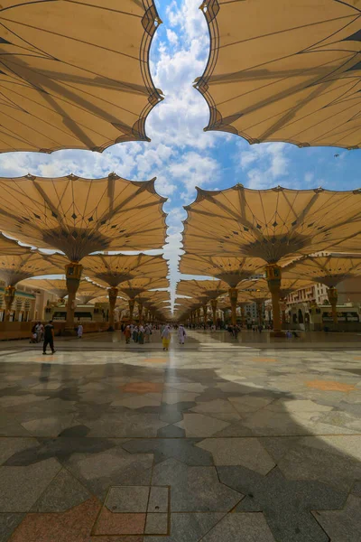 Medine Deki Camide Dua Eden Kimliği Belirsiz Hacıyla Nabawi Camii — Stok fotoğraf