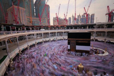 Dünyanın dört bir yanından Müslüman hacılar Kabe 'nin etrafında dönüyorlar. 