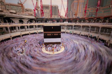 Dünyanın dört bir yanından Müslüman hacılar Kabe 'nin etrafında dönüyorlar. 