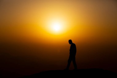 Müslümanlar Suudi Arabistan 'daki Arafat Dağı' nda (veya Jabal Rahmah). Burası Adem ve Havva 'nın cennetten düştükten sonra buluştukları yer..