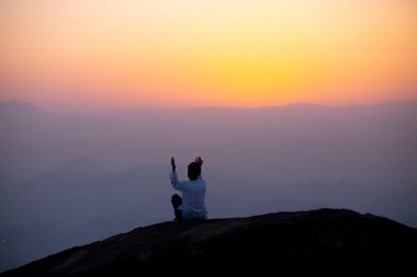 Müslümanlar Suudi Arabistan 'daki Arafat Dağı' nda (veya Jabal Rahmah). Burası Adem ve Havva 'nın cennetten düştükten sonra buluştukları yer..