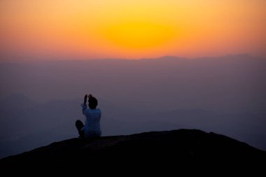Müslümanlar Suudi Arabistan 'daki Arafat Dağı' nda (veya Jabal Rahmah). Burası Adem ve Havva 'nın cennetten düştükten sonra buluştukları yer..