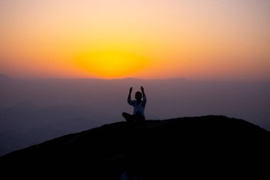 Müslümanlar Suudi Arabistan 'daki Arafat Dağı' nda (veya Jabal Rahmah). Burası Adem ve Havva 'nın cennetten düştükten sonra buluştukları yer..