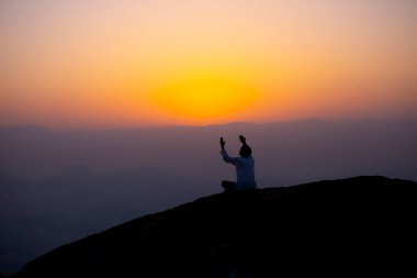 Müslümanlar Suudi Arabistan 'daki Arafat Dağı' nda (veya Jabal Rahmah). Burası Adem ve Havva 'nın cennetten düştükten sonra buluştukları yer..