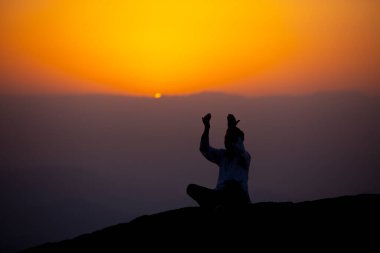 Müslümanlar Suudi Arabistan 'daki Arafat Dağı' nda (veya Jabal Rahmah). Burası Adem ve Havva 'nın cennetten düştükten sonra buluştukları yer..