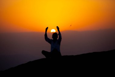 Müslümanlar Suudi Arabistan 'daki Arafat Dağı' nda (veya Jabal Rahmah). Burası Adem ve Havva 'nın cennetten düştükten sonra buluştukları yer..