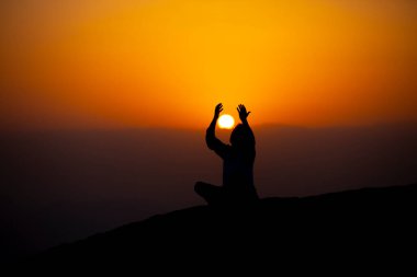 Müslümanlar Suudi Arabistan 'daki Arafat Dağı' nda (veya Jabal Rahmah). Burası Adem ve Havva 'nın cennetten düştükten sonra buluştukları yer..