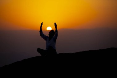 Müslümanlar Suudi Arabistan 'daki Arafat Dağı' nda (veya Jabal Rahmah). Burası Adem ve Havva 'nın cennetten düştükten sonra buluştukları yer..