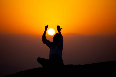 Müslümanlar Suudi Arabistan 'daki Arafat Dağı' nda (veya Jabal Rahmah). Burası Adem ve Havva 'nın cennetten düştükten sonra buluştukları yer..