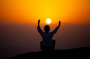 Müslümanlar Suudi Arabistan 'daki Arafat Dağı' nda (veya Jabal Rahmah). Burası Adem ve Havva 'nın cennetten düştükten sonra buluştukları yer..