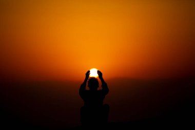 Müslümanlar Suudi Arabistan 'daki Arafat Dağı' nda (veya Jabal Rahmah). Burası Adem ve Havva 'nın cennetten düştükten sonra buluştukları yer..