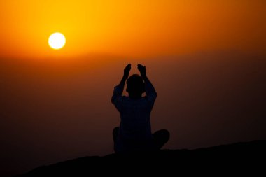 Müslümanlar Suudi Arabistan 'daki Arafat Dağı' nda (veya Jabal Rahmah). Burası Adem ve Havva 'nın cennetten düştükten sonra buluştukları yer..