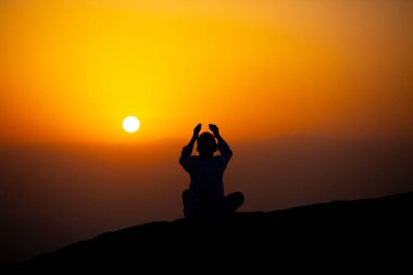 Müslümanlar Suudi Arabistan 'daki Arafat Dağı' nda (veya Jabal Rahmah). Burası Adem ve Havva 'nın cennetten düştükten sonra buluştukları yer..