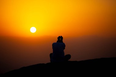 Müslümanlar Suudi Arabistan 'daki Arafat Dağı' nda (veya Jabal Rahmah). Burası Adem ve Havva 'nın cennetten düştükten sonra buluştukları yer..