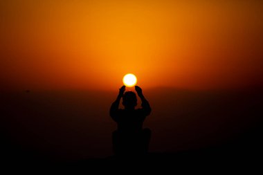 Müslümanlar Suudi Arabistan 'daki Arafat Dağı' nda (veya Jabal Rahmah). Burası Adem ve Havva 'nın cennetten düştükten sonra buluştukları yer..