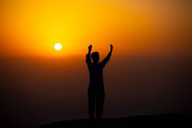 Müslümanlar Suudi Arabistan 'daki Arafat Dağı' nda (veya Jabal Rahmah). Burası Adem ve Havva 'nın cennetten düştükten sonra buluştukları yer..