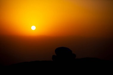 Müslümanlar Suudi Arabistan 'daki Arafat Dağı' nda (veya Jabal Rahmah). Burası Adem ve Havva 'nın cennetten düştükten sonra buluştukları yer..