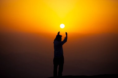 Müslümanlar Suudi Arabistan 'daki Arafat Dağı' nda (veya Jabal Rahmah). Burası Adem ve Havva 'nın cennetten düştükten sonra buluştukları yer..