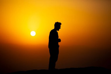 Müslümanlar Suudi Arabistan 'daki Arafat Dağı' nda (veya Jabal Rahmah). Burası Adem ve Havva 'nın cennetten düştükten sonra buluştukları yer..