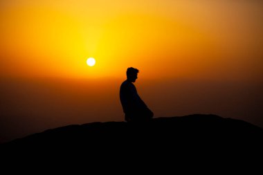 Müslümanlar Suudi Arabistan 'daki Arafat Dağı' nda (veya Jabal Rahmah). Burası Adem ve Havva 'nın cennetten düştükten sonra buluştukları yer..