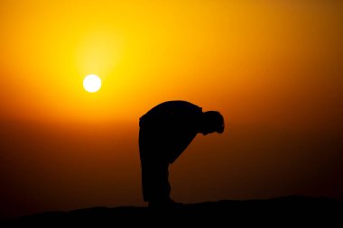 Müslümanlar Suudi Arabistan 'daki Arafat Dağı' nda (veya Jabal Rahmah). Burası Adem ve Havva 'nın cennetten düştükten sonra buluştukları yer..