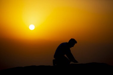 Müslümanlar Suudi Arabistan 'daki Arafat Dağı' nda (veya Jabal Rahmah). Burası Adem ve Havva 'nın cennetten düştükten sonra buluştukları yer..